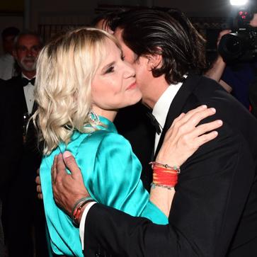 Imagen secundaria 1 - Cómo consigue Eugenia Martínez de Irujo una melena con ondas y volumen en su cabello fino