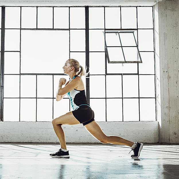 Consigue con la rutina EMOM, el entrenamiento de moda, endurecer piernas, glúteos y brazos y mejorar tu resistencia física