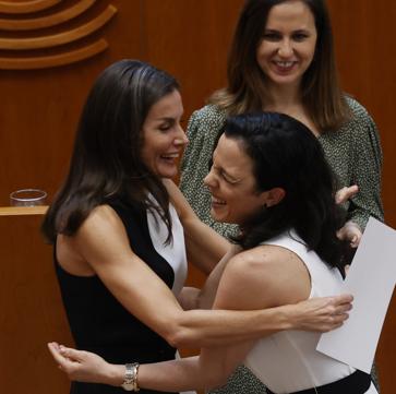 Imagen secundaria 1 - La reina Letizia estrena vestido de Mango elegante, barato y muy favorecedor... ¡Y coincide con una investigadora que lo lleva igual!