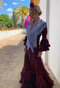 Imagen secundaria 2 - Cómo consigue Eugenia Martínez de Irujo una melena con ondas y volumen en su cabello fino