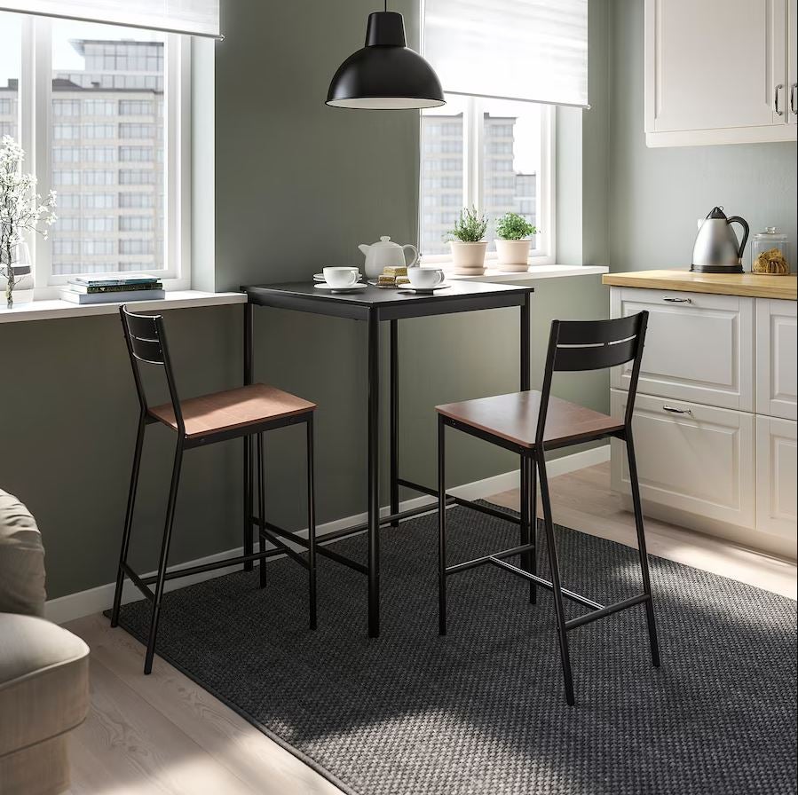 Perfecta para crear una zona de descanso y comida en la cocina sin quitar casi espacio, el juego de mesa alta Sandsberg y los dos taburetes, cuesta 97 euros. 
