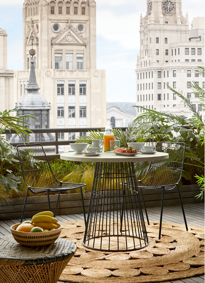 La mesa o las sillas de este conjunto de forja y cemento de El Corte Inglés está disponible desde 59 euros. 