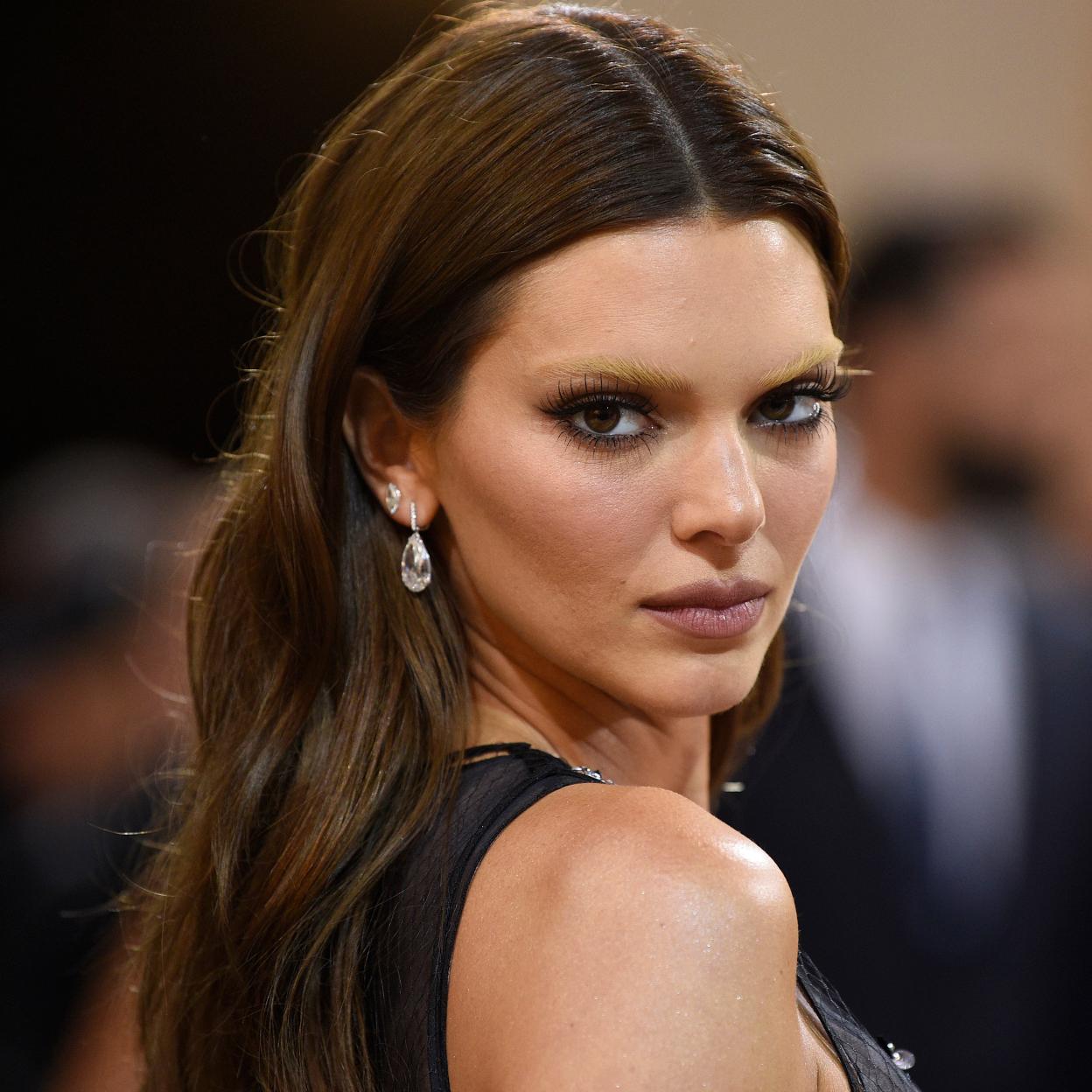 Pincha en la imagen para conocer los productos con los que conseguirás peinar y definir tus cejas para abrir la mirada y levantar el párpado. 