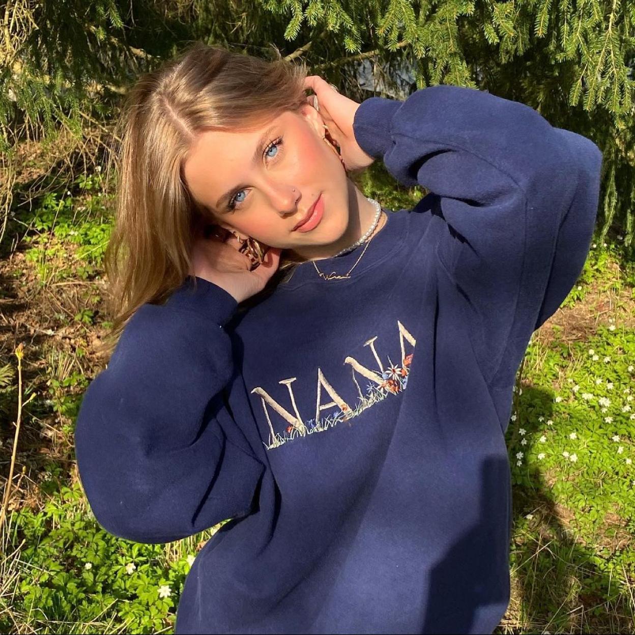 La joven Leah Isadora Behn, la hija mediana (y modelo) de la princesa Marta Luisa de Noruega y el fallecido escritor Ari Behn.