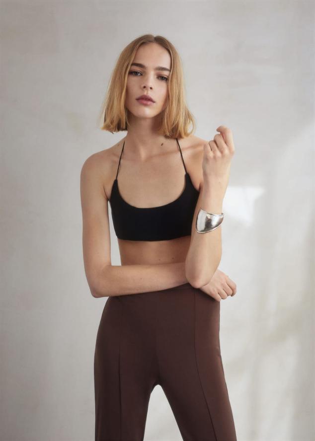 Las pulseras se llevan rígidas y con acabado metalizado. Un accesorio minimalista pero tremendamente sofisticado que podrás llevar en tu día a día. Brazalete plateado de Mango (12,99 euros). 