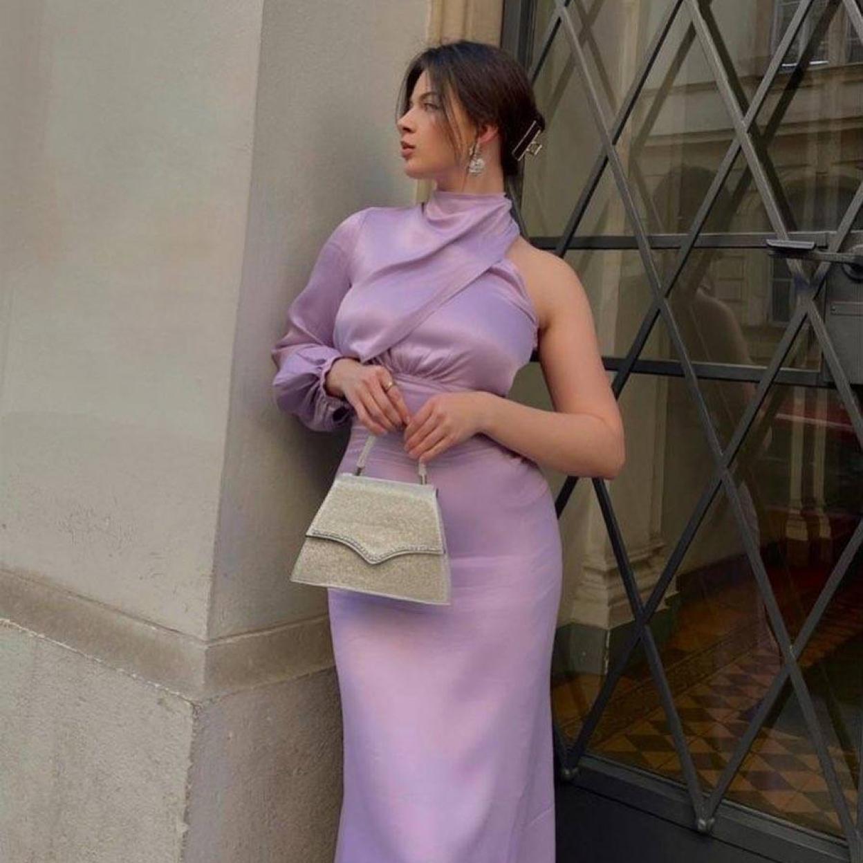Pincha en la imagen para ver Pantalones, bailarinas y bolsos: nuestros favoritos en color morado para conseguir un look de diario que sea favorecedor