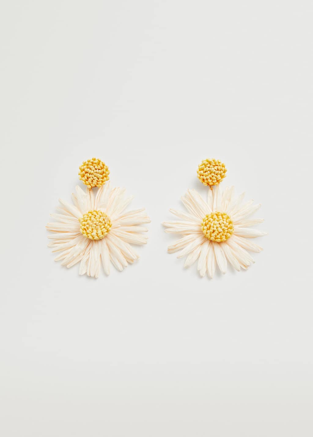 Los pendientes apuestan por los motivos florales en tamaño XXL. Este original diseño de Mango pondrá la guinda a los estilismos más básicos de tu armario. Maxi pendientes con forma de margarita de Mango (12,99 euros)