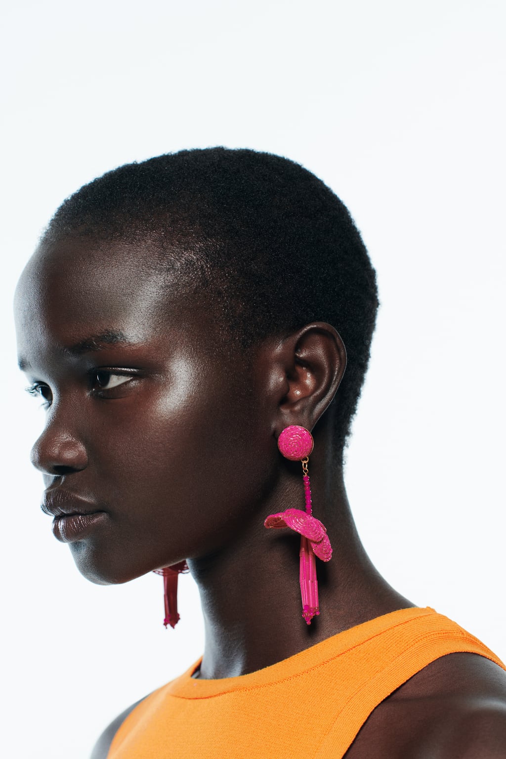 Los accesorios metalizados conviven con los que apuestan por el color. En tamaño maxi y en un bonito tono fucsia, se convertirán rápidamente en tus favoritos de la temporada. Pendientes de Zara (12,99 euros) 