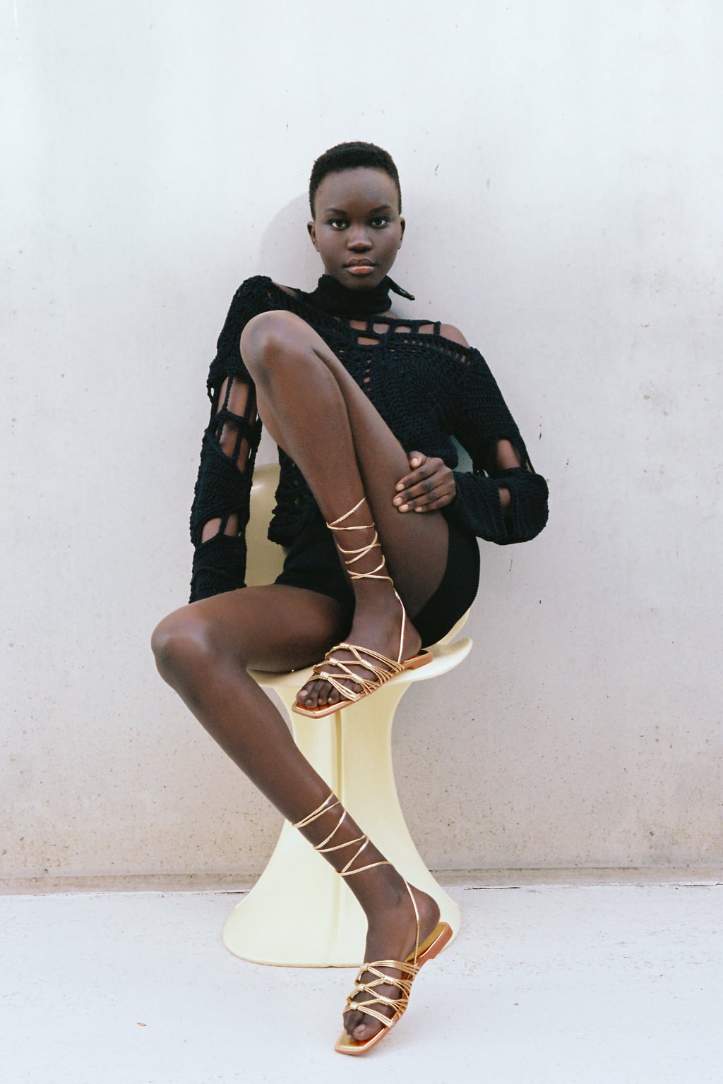 Las sandalias planas se reinventan esta temporada gracias a este original diseño. Con tiras anudadas a la pierna, doradas y con pequeños nudos que consiguen un efecto trenzado. Sandalias de Zara (29,99 euros) 