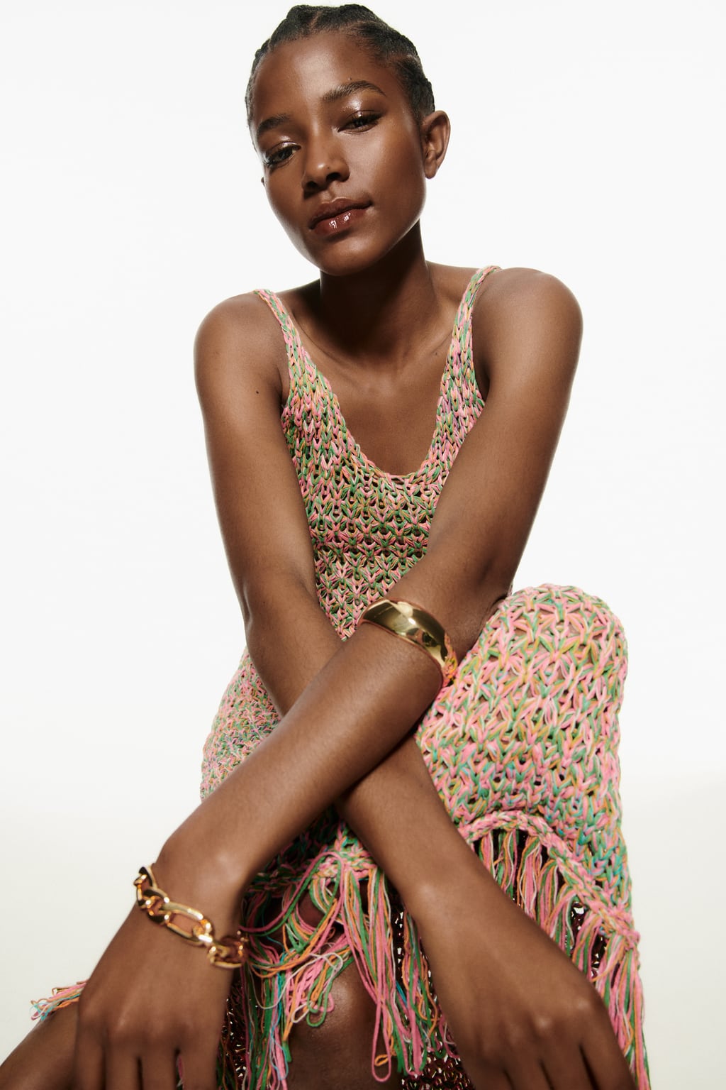 Los tonos metalizados dominan las secciones de accesorios con el dorado a la cabeza. Un color elegante y sofisticado que brilla con luz propia sobre las pieles bronceadas. Set de pulseras doradas de Zara (12,99 euros)