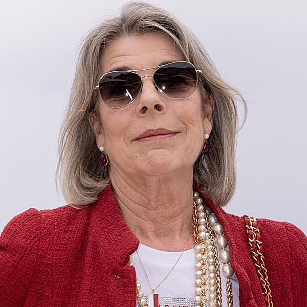 Imagen principal - El truco de Carolina de Mónaco para hacer de su long bob con canas un look rejuvenecedor: volumen, efecto natural y accesorios muy fáciles de copiar