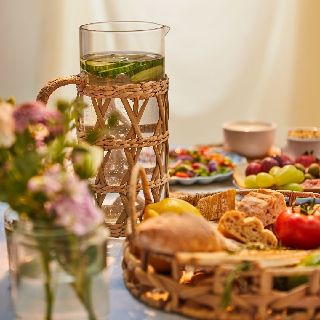 La madera y las fibras naturales se cuelan en tu mesa con piezas de menaje ideales, ecológicas y a la última. Esta jarra cuesta 4 euros...