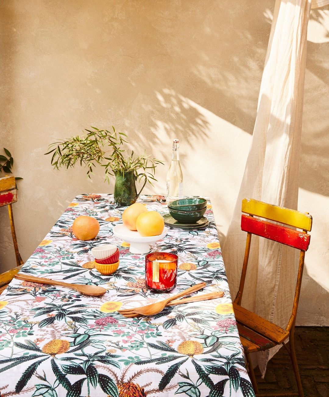 El color es el protagonista de las mesas de esta primavera, y no nos podemos resistir a esta vajilla de loza verde, por 4 euros la pieza.