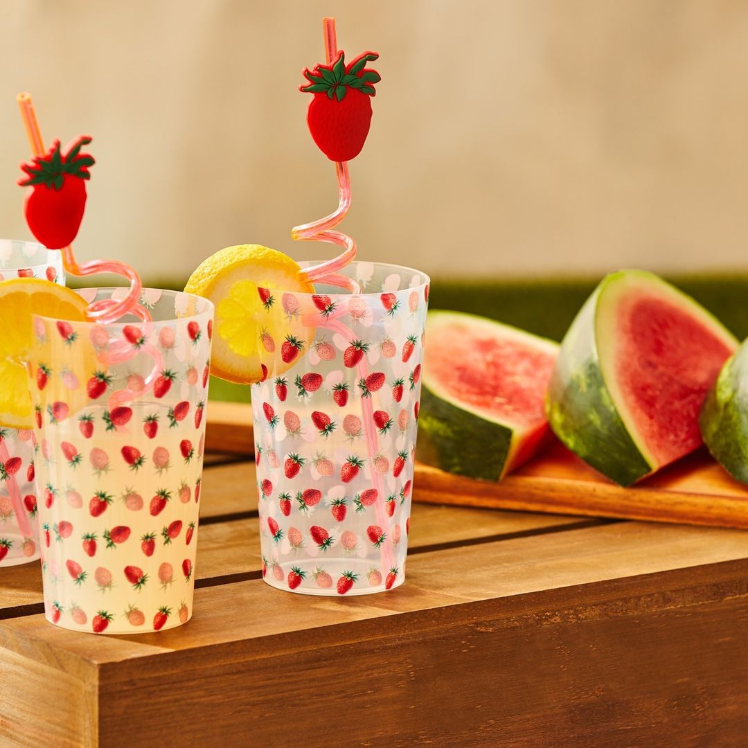 No te preocupes porque la cristalería se rompa, estos vasos de plástico estampados con pajita son bonitos y baratos: cuestan 2.50 euros.