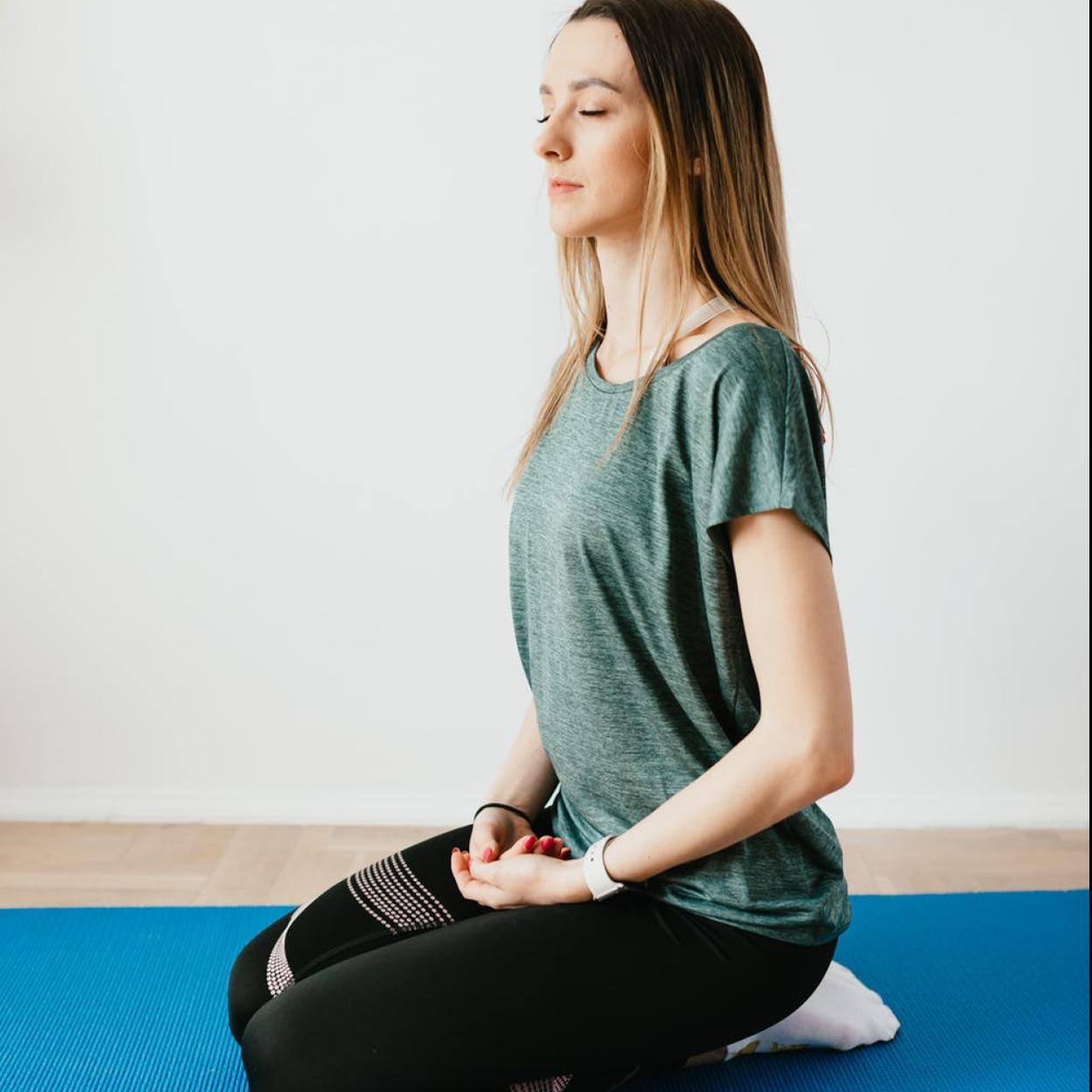 Virasana, la postura de yoga del héroe relaja las piernas cansadas y te ayuda a dormir