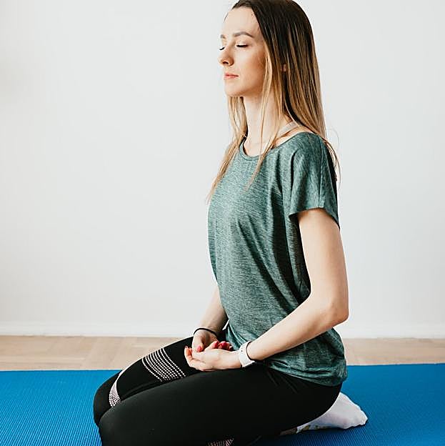 Virasana, la postura de yoga del héroe que es una alternativa más fácil a la pose del loto: relaja las piernas cansadas, mejora la flexibilidad y te ayuda a dormir