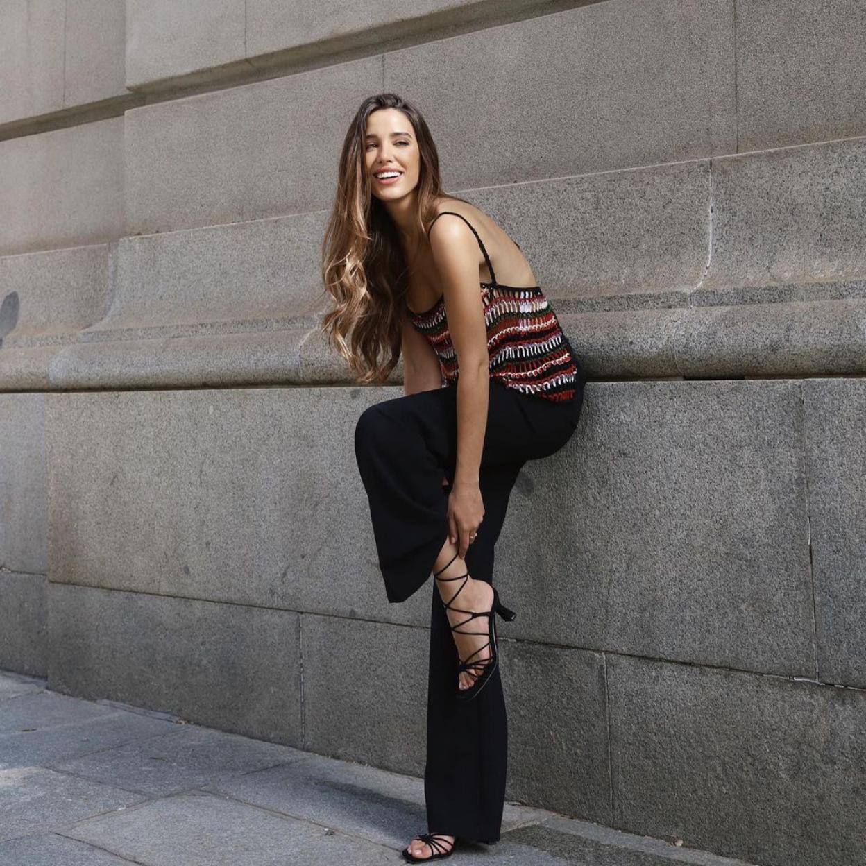 Pincha en la imagen para ver las sandalias que van a triunfar en verano: son cómodas y tienen un efecto estilizador al que no te vas a poder resistir.