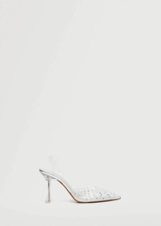 Zapato de tacón transparente terminado en punta y con tacón embudo, adornado con aplicación de cristales, de Mango. Está disponible con un precio de 49,99 euros.
