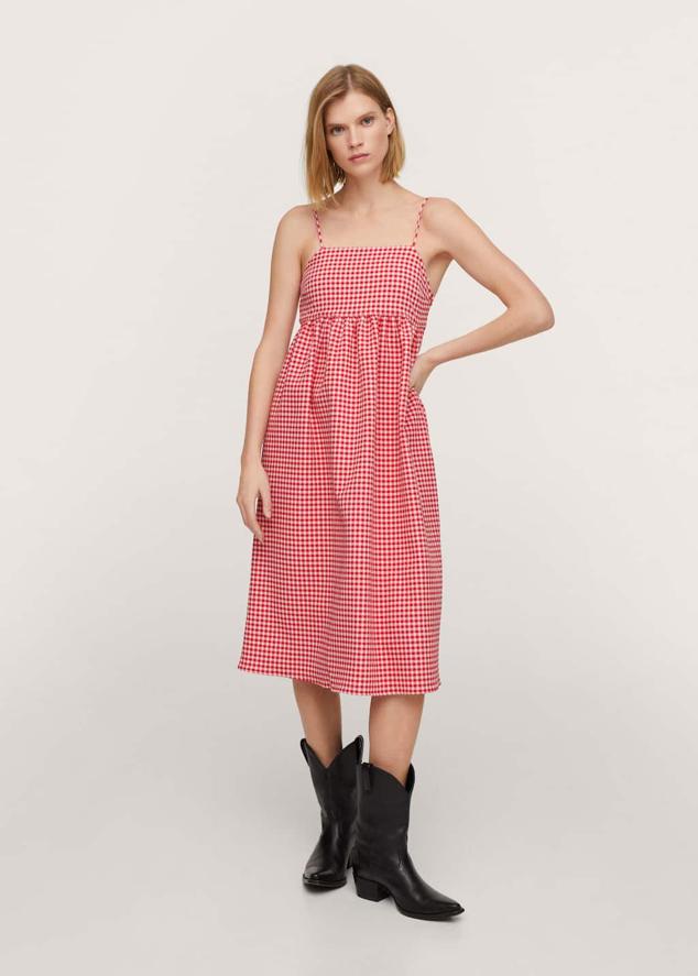 Otro de los colores infalibles para lucir el estampado vichy es sin duda el rojo. Un tono un poco más atrevido, pero que consigue un resultado más llamativo y original. Vestido de largo midi de Mango (39,99 euros) 