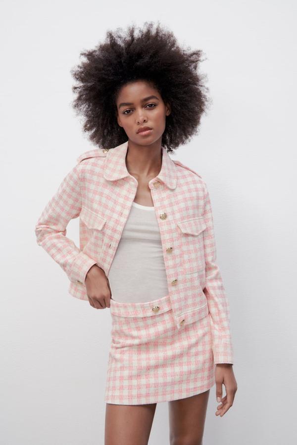 Otro conjunto que no puedes perder de vista es esta propuesta de Mango. Cazadora corta y mini falda, que realmente esconde una bermuda, componen este dúo ganador. Falda-short con estampado en rosa y blanco de Mango (25,99 euros) 