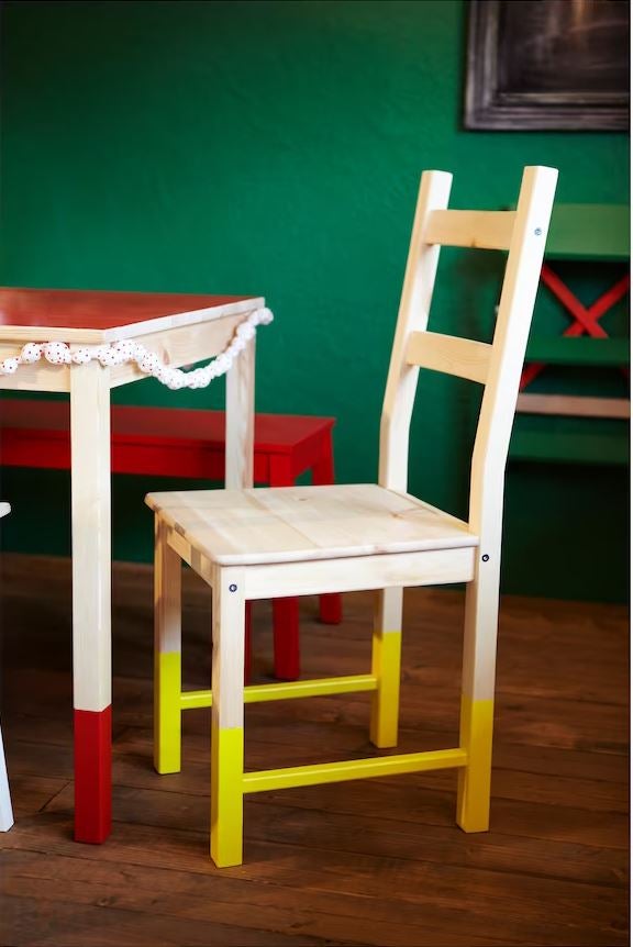 La colección Ivar de IKEA es una de nuestras favoritas. De líneas muy sencillas y con su característico acabado en madera natural, nos permite un millón de transformaciones. Por esto, esta silla de comedor (29 euros) es la mejor para pintar y decorar a tu gusto.