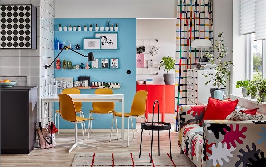Para dar un toque de color y poner acento retro a tu salón comedor, nos quedamos con la silla Leifarne de IKEA (50 euros), un modelo tan cómodo que también podrás usar en la oficina.
