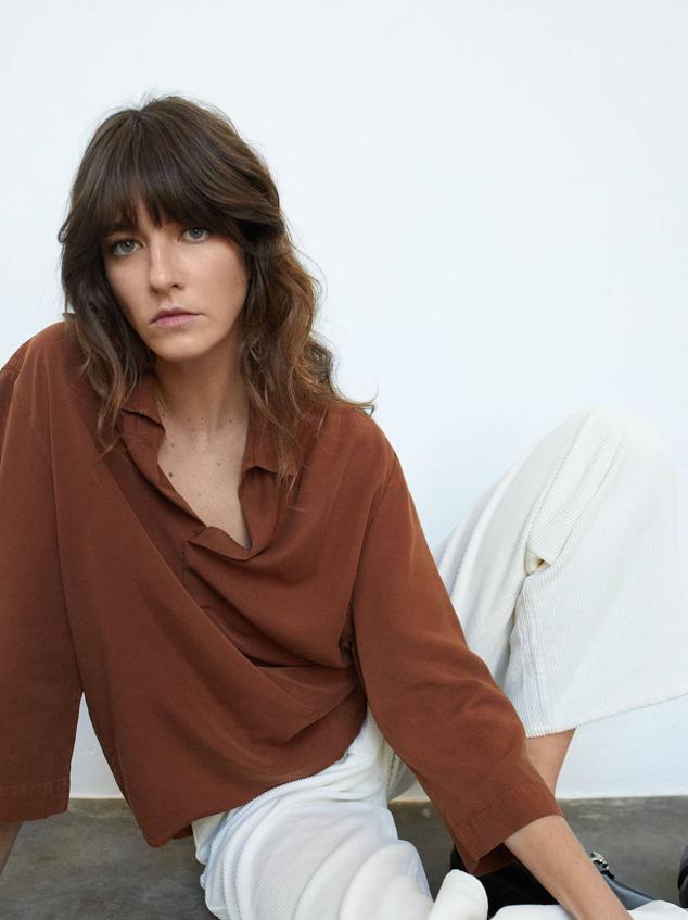 Camisa 10% lyocell con cuello solapa, escote de pico, manga tres cuartos y corte holgado, color marrón, de Parfois. Puedes comprarla a 25,99 euros.