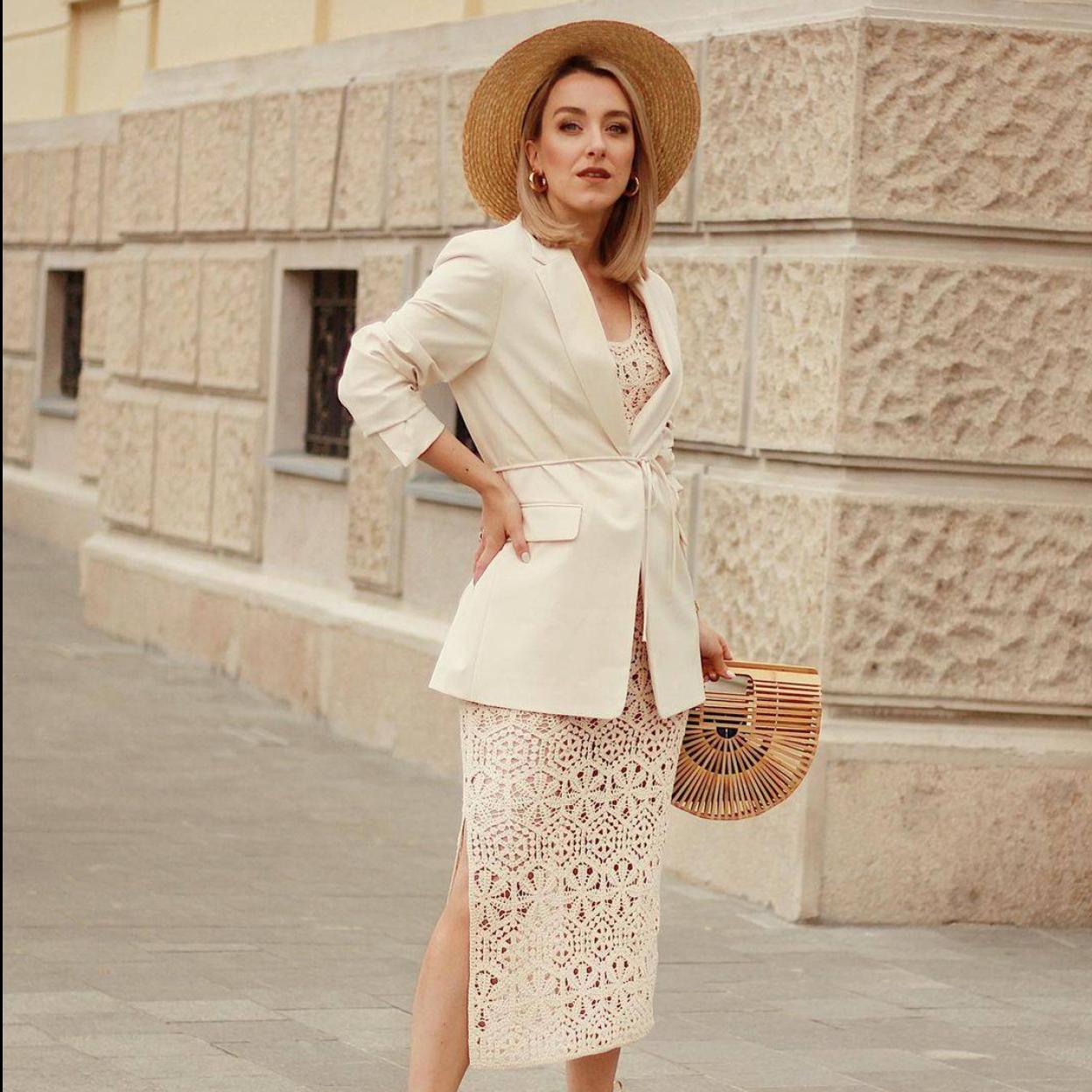 Pincha en la imagen para ver Los tops de punto tendencia de Zara por menos de 20 euros con los que irás cómoda y a la moda en tu look de diario con vaqueros