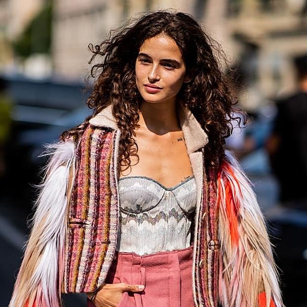 Así es la espuma para el pelo con lista de espera que deja unos rizos definidos y flexibles sin acartonamiento ni encrespamiento