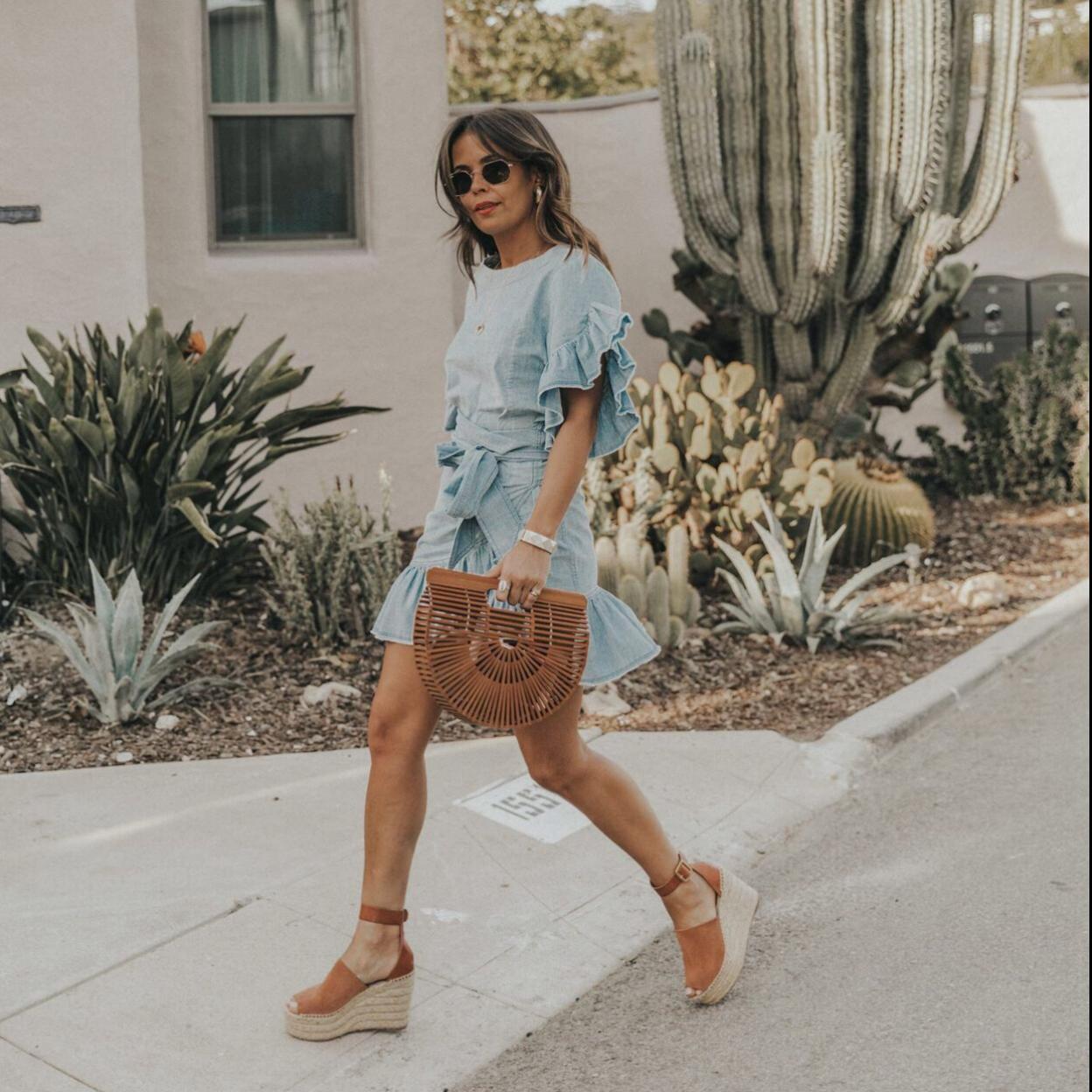 Las influencers combinan las sandalias de cuña con vestidos mini para un look de verano perfecto.