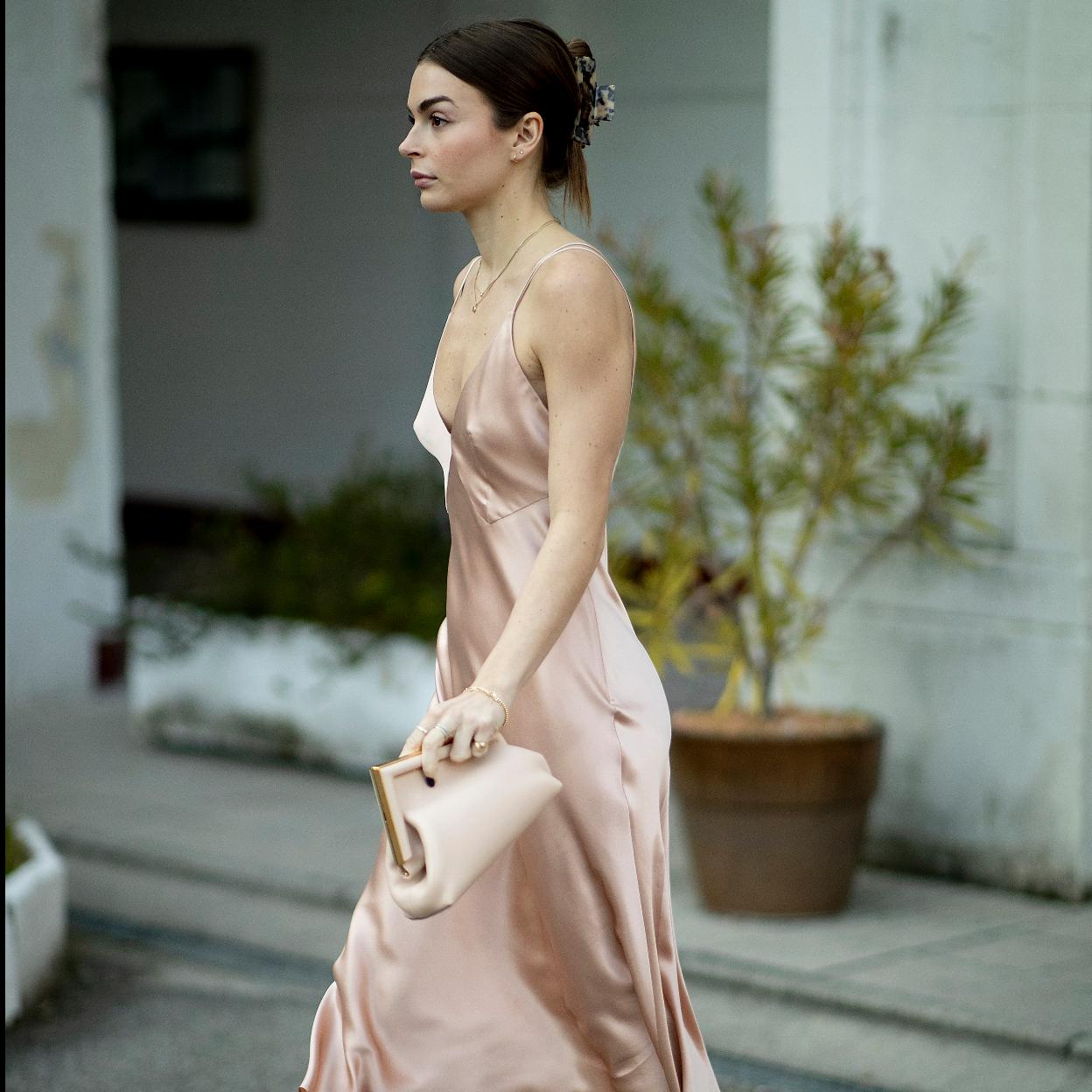 Pincha en la imagen para no perderte las faldas midi que van a arrasar esta primavera y quedan de lujo incluso con una camiseta blanca