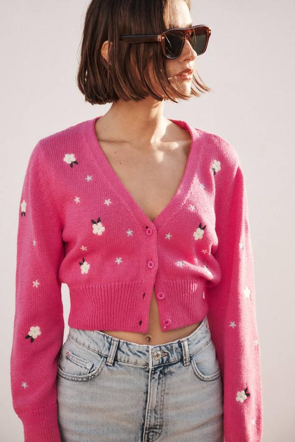 Chaqueta de punto color rosa con bordados de flores, escote de pico y cierre de botones, de Zara. ¿Su precio?29,95 euros.