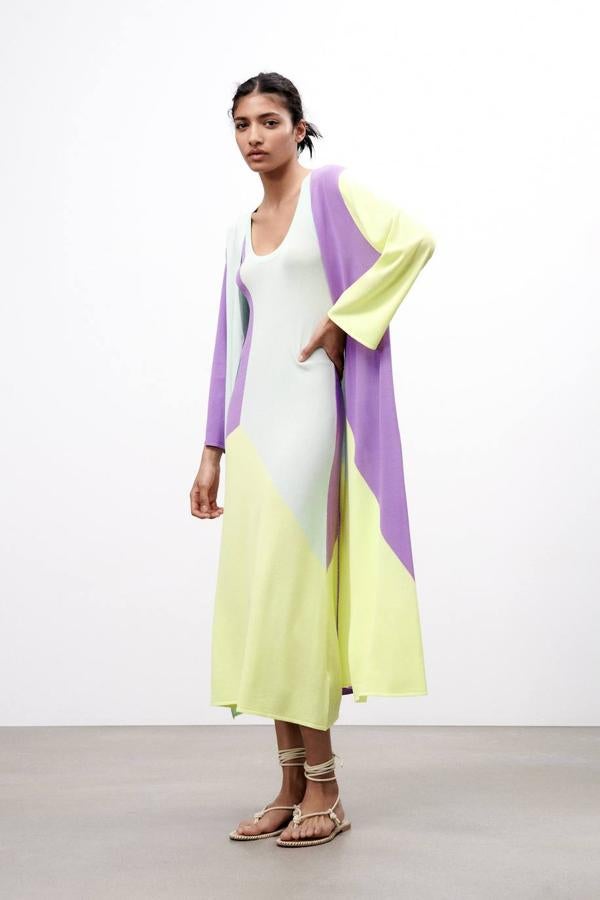 Chaqueta larga de punto fino, con escote de pico, cierre de botones y estampado multicolor, de Zara. La puedes encontrar por 35,95 euros.