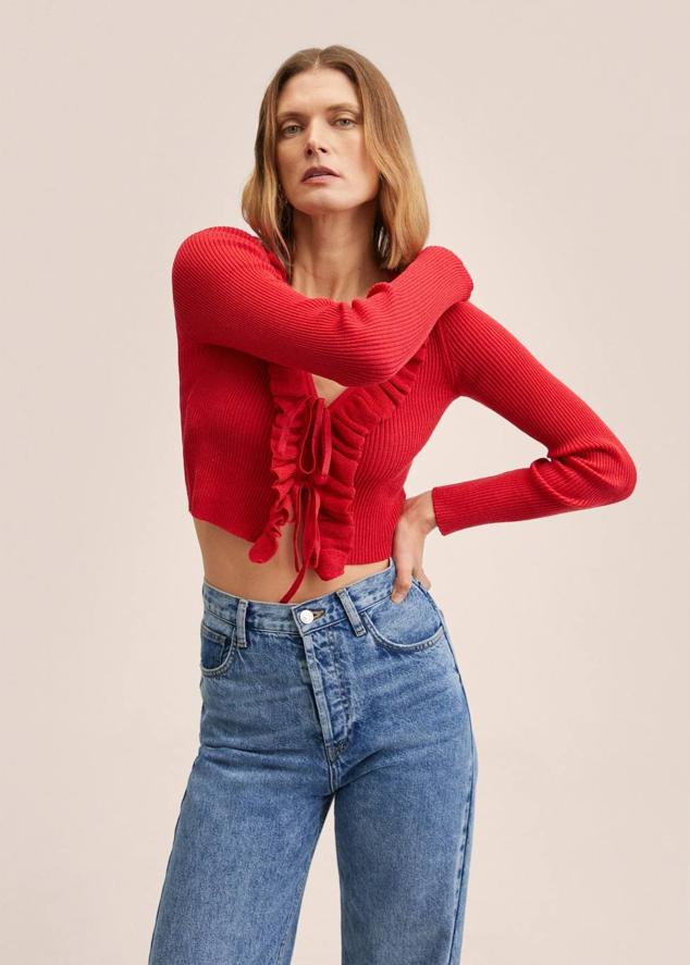Cárdigan de punto mezcla de algodón, con diseño entallado, cuello de pico, cierre de lazos ajustables y detalle de volantes en el escote, color rojo, de Mango. Lo encontrarás a 29,99 euros.