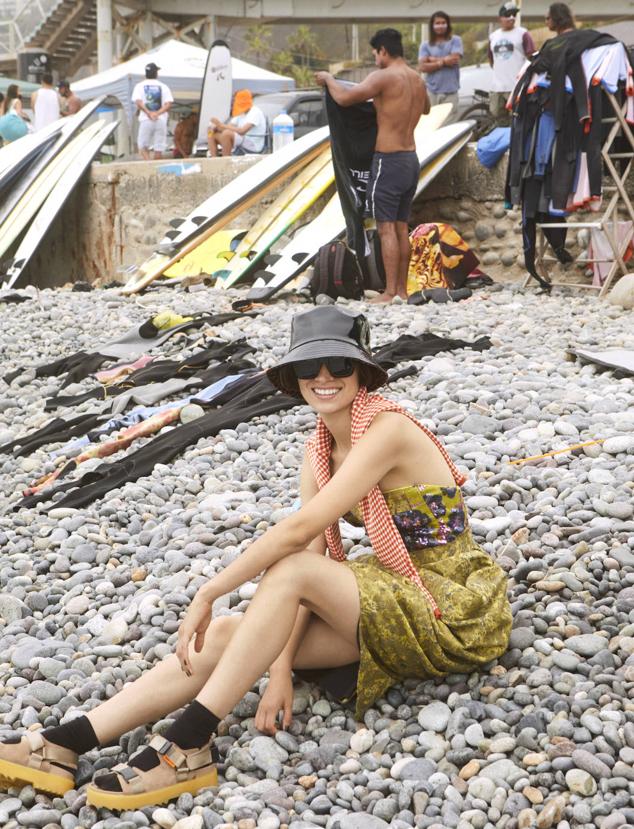 Vestido de Sandra Weil; cárdigan y sandalias de Bimba y Lola; calcetines de Oysho; gafas de sol, de H&M; y sombrero bucket de Bershka.