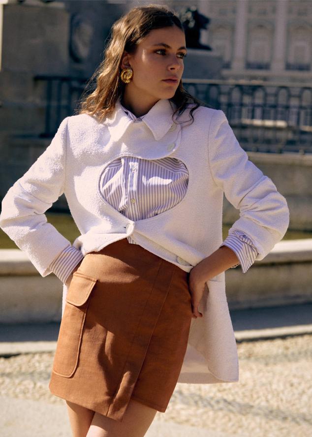 Camiseta de crochet, falda metalizada y zapatos de tacón, todo de The Attico.