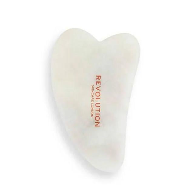 La piedra Gua Sha de Revolution Skincare está diseñada para pómulos y mandíbula