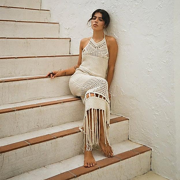 Imagen principal - Este vestido de punto en color crudo con flecos de Zara se ha convertido en cuestión de horas en una de las prendas más demandadas de la colección de verano de Zara. Vestido con escote halter de Zara (59,99 euros) 