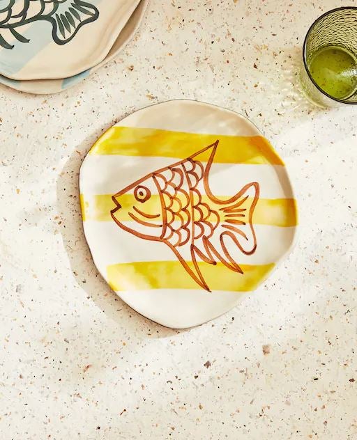Las vajillas estampadas con motivos marinos llenarán nuestra mesa de verano con la nueva colección de Zara Home. Este plato de silueta irregular cuesta 9.99 euros.