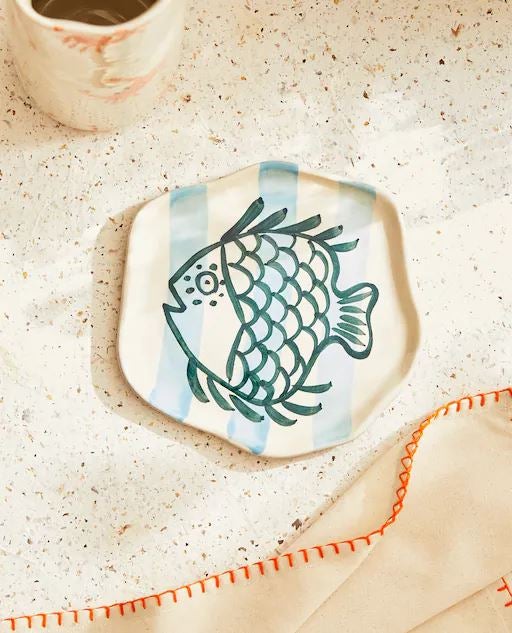 Ya te lo hemos contado, la tendencia en decoración de mesas apuesta por combinar platos con diferentes formas y decoraciones, y esta vajilla de loza de Zara Home es perfecta para conseguirlo.