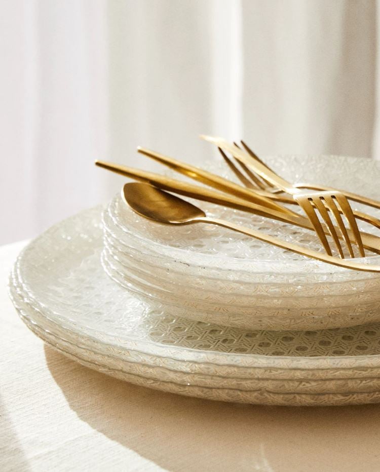 Las vajillas de casa de la abuela nunca estuvieron tan de moda. Esta de vidrio con relieve simulando el ratán es una joya low cost que no puede faltar en tu alacena. Platos desde 4.99 euros la pieza.