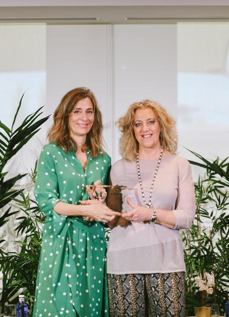 Imagen - Margarita Rodríguez, Advertising Senior Manager de Hyundai, recibe el premio de la mano de Ainhoa Bergés, directora de Marketing del Área de lujo, estilo de vida y revistas de Vocento. Foto: Andrea Vega
