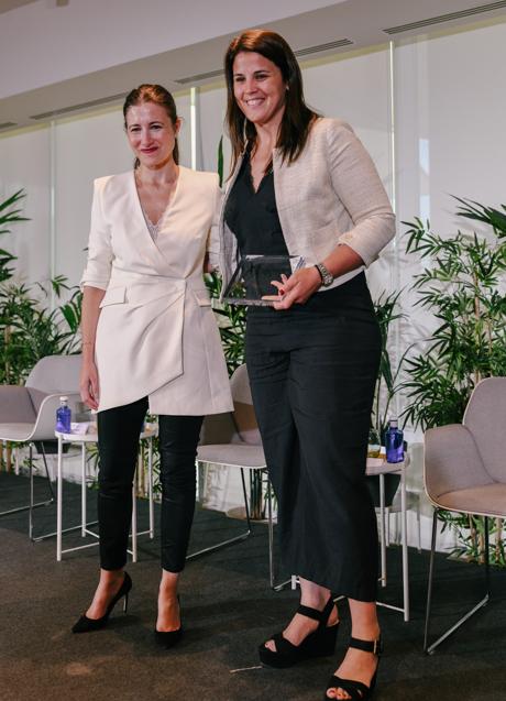 Imagen - Samary Fernández-Feito, directora general del área de lujo, estilo de vida y revistas de Vocento ha entregado a Laia Sanz el Premio Especial Motor Mujerhoy 2022 al Liderazgo. Foto: Andrea Vega