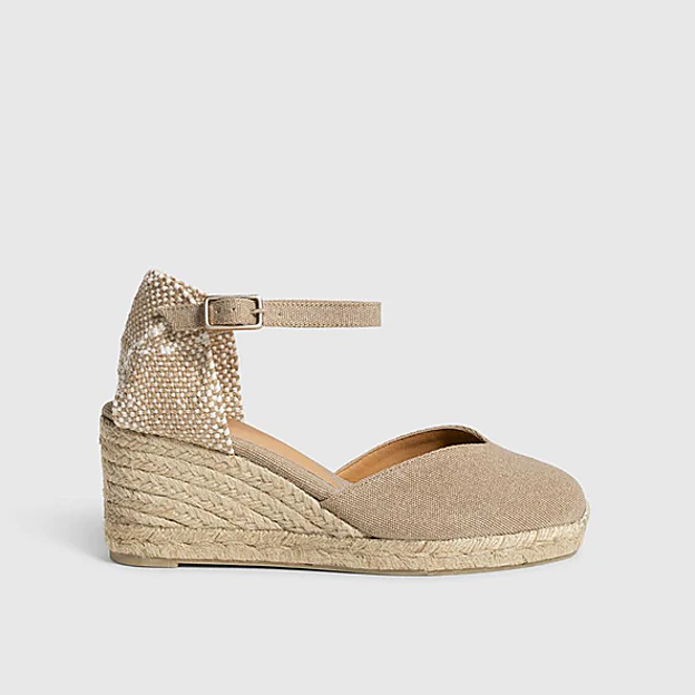 Imagen principal - Las prendas que ha llevado Letizia en Cáceres.