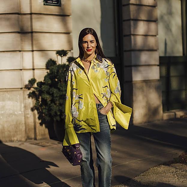 Las camisas estampadas que sientan bien a cualquier edad y puedes llevar con pantalones o faldas