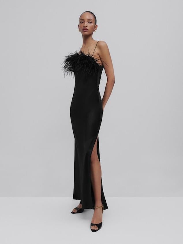 Vestido de seda con plumas (169 euros).