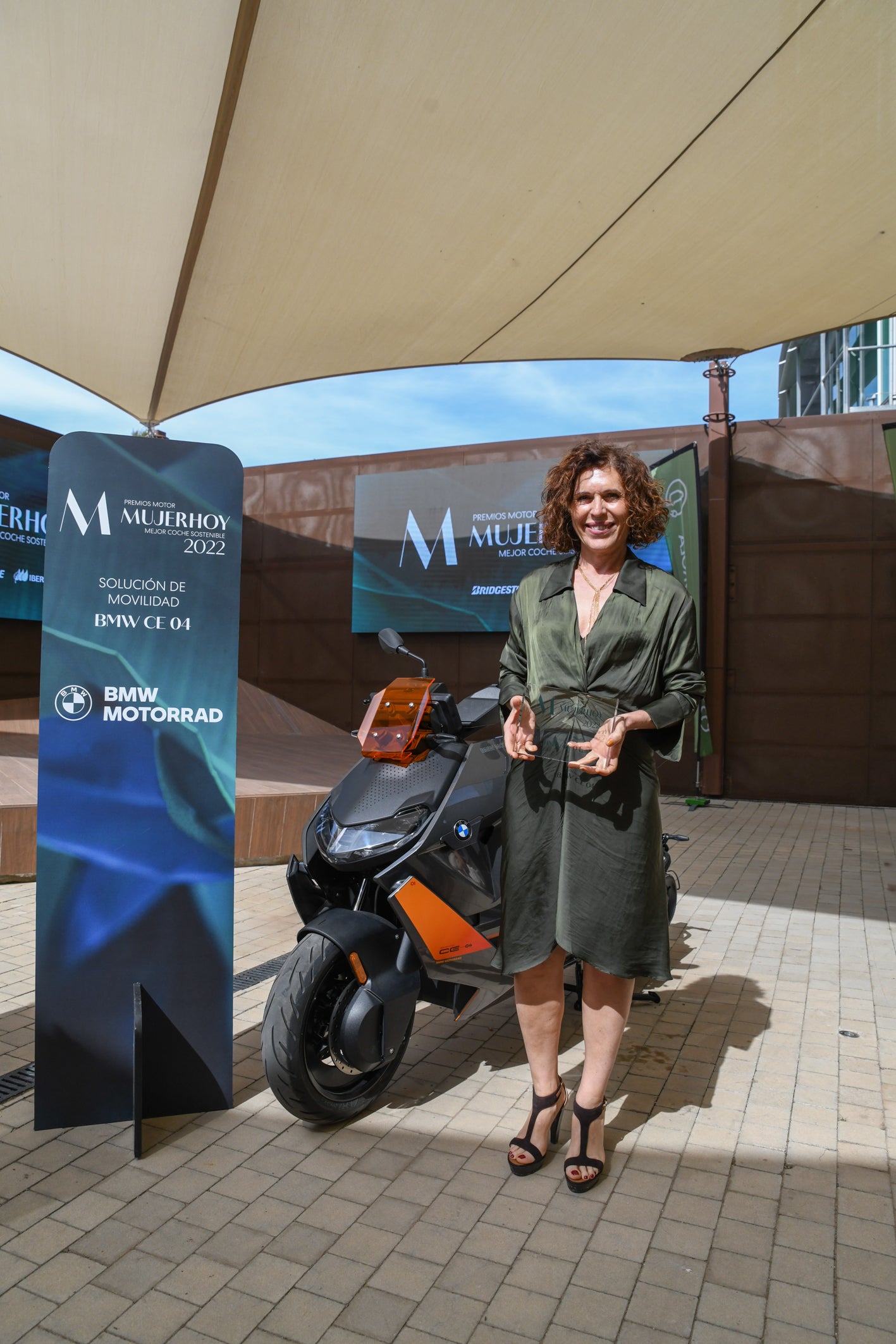 Pilar García de la Puebla, directora de Comunicación y Relaciones Institucionales de BMW España, posa con el Premio Motor Mujerhoy 2022 en la categoría Solución a la Movilidad, que ha sido para el BMW CE 04