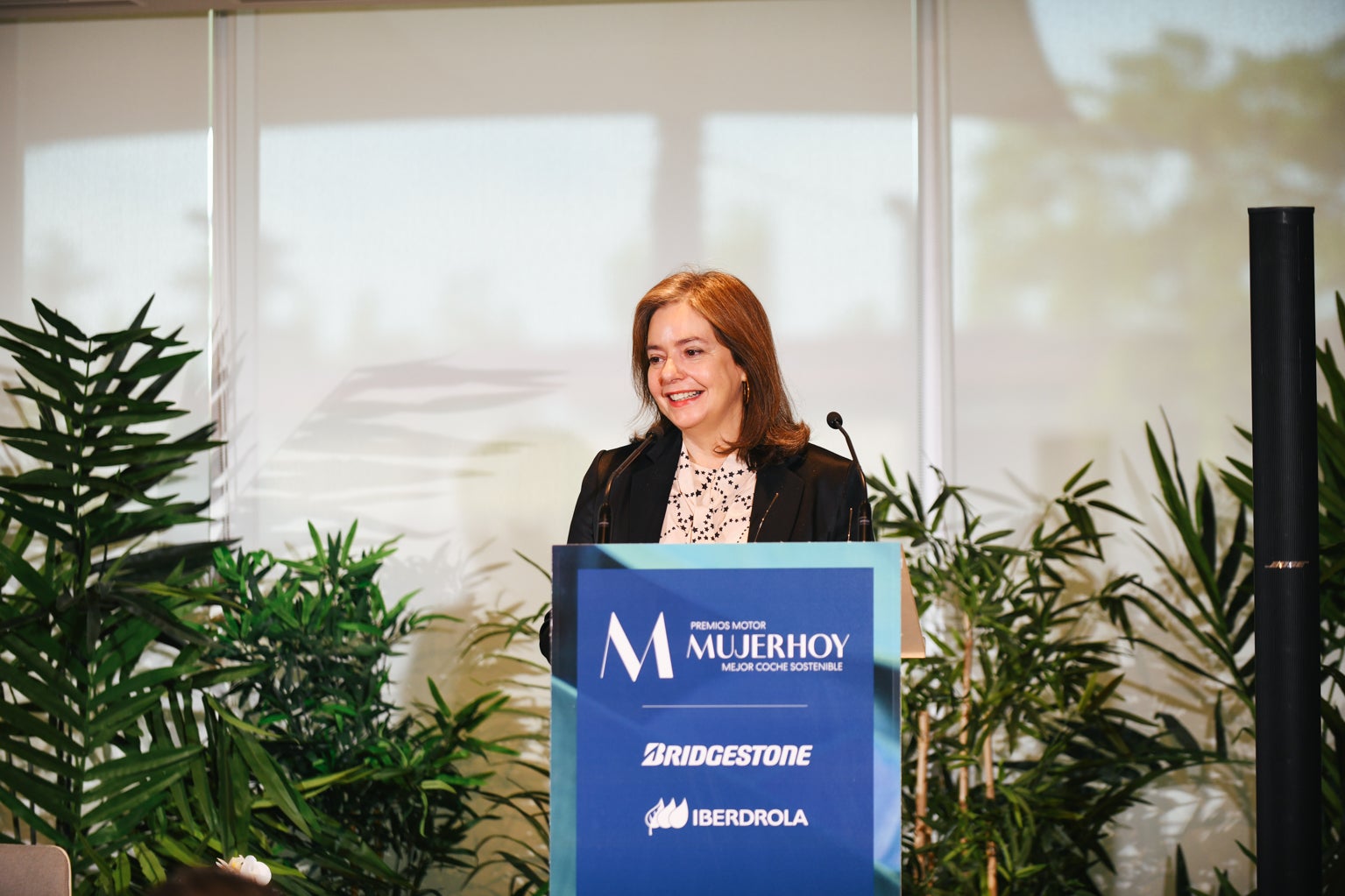 En su intervención durante los X Premios Motor Mujerhoy al Mejor Coche Sostenible, Lourdes Garzón, directora de Mujerhoy, ha recordado que «las mujeres tenemos mucho que ver y mucho que decir en esta transformación" porque «somos más receptivas cuando tenemos que adaptarnos a cualquier cambio, incluida la movilidad»