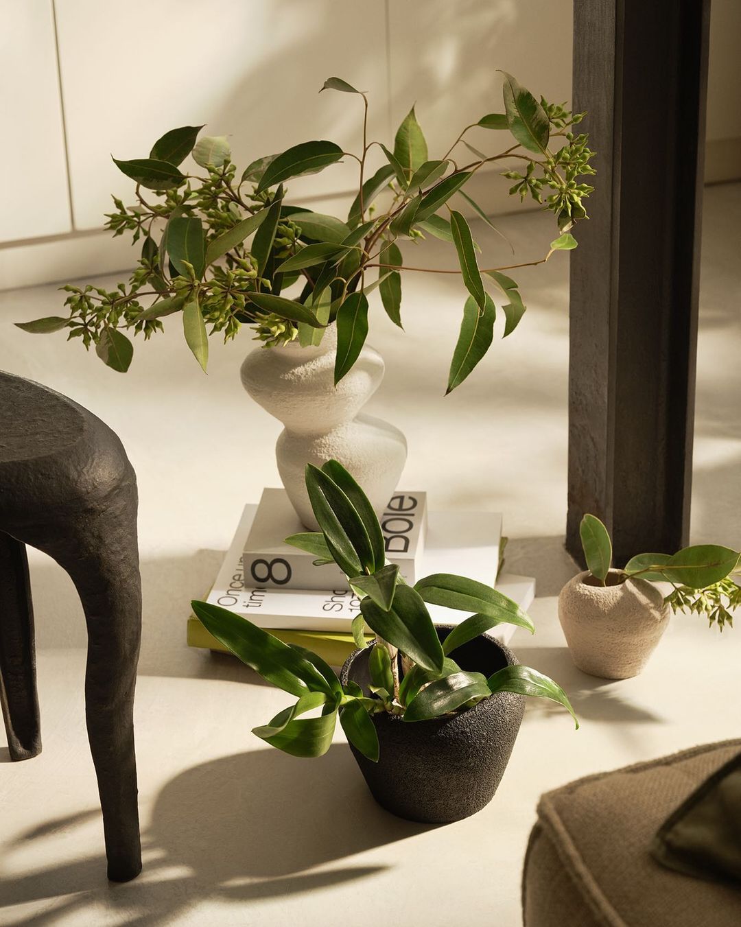 Los acabados rústicos con materiales como el gres o la terracota protagonizan la nueva colección de adornos de H&M Home para esta primavera verano. Estos jarrones cuestan entre 9.99 euros y 29.99 euros.