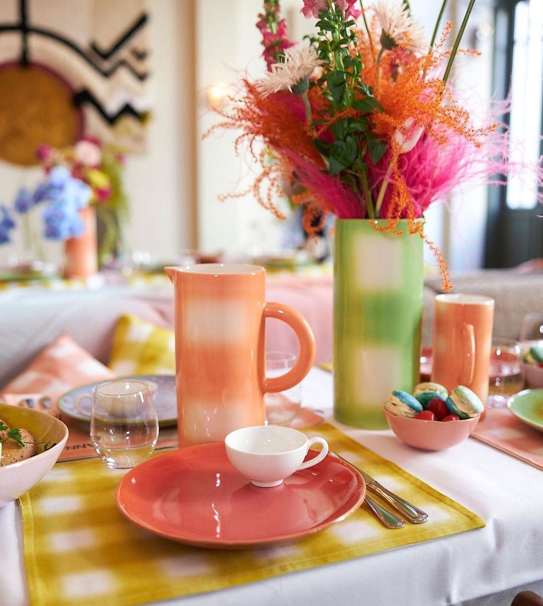 La colaboración entre la diseñadora India Mahdavi y H&M Home nos deja piezas tan irresistibles como este jarrón esmaltado con sus llamativos y característicos colores (49.99 euros).